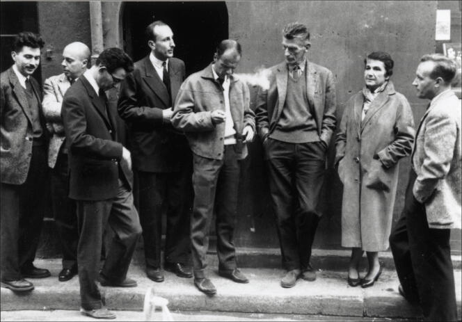 La photo historique : lain Robbe-Grillet, Claude Simon, Claude Mauriac, Jérôme Lindon, Robert Pinget, Samuel Beckett, Nathalie Sarraute et Claude Ollier devant les Editions de Minuit, à Paris, en 1959